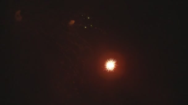 Fogos de artifício incríveis à noite — Vídeo de Stock