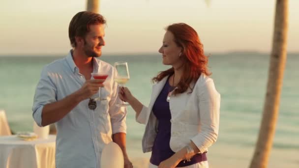 Pareja al atardecer en la playa — Vídeos de Stock