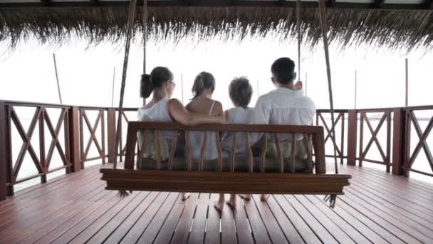 Familia sentada en el bungalow de agua — Vídeos de Stock