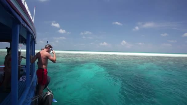 Snorklers saltando desde el barco — Vídeos de Stock