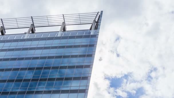 Immeubles de bureaux avec de nombreuses fenêtres en verre — Video