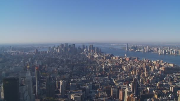 Vlucht over manhattan wolkenkrabbers — Stockvideo