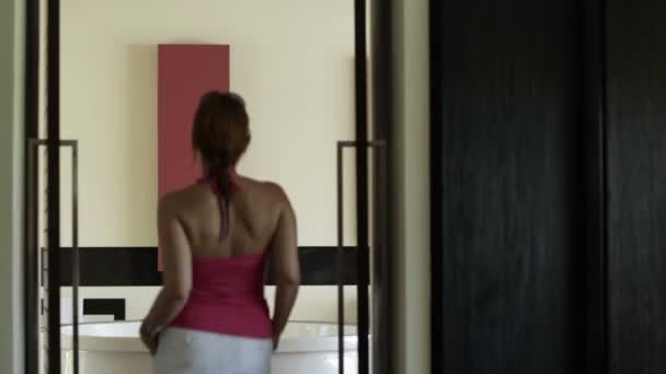 Giovane donna che prepara vasca da bagno — Video Stock