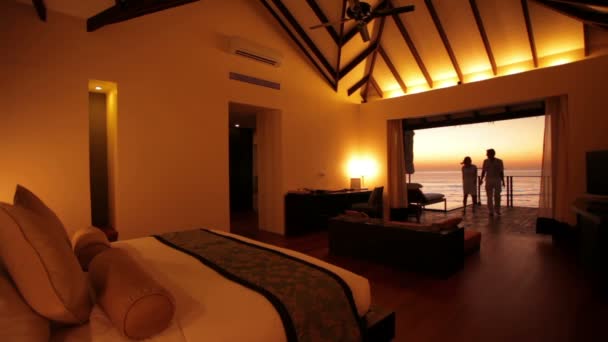 Coppia relax nel bungalow del resort — Video Stock