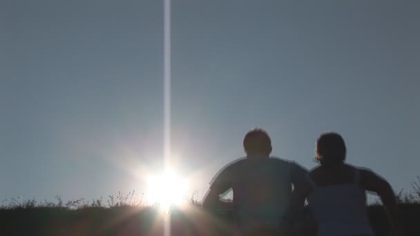 Man en vrouw op de vlucht — Stockvideo