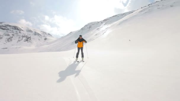 Hegyek Ski versenyző — Stock videók