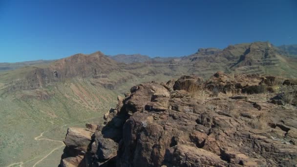 Femme sur les montagnes rocheuses — Video