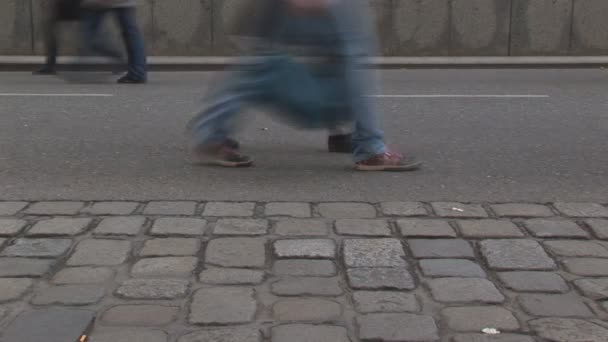 People walking fast long loop — Stock Video