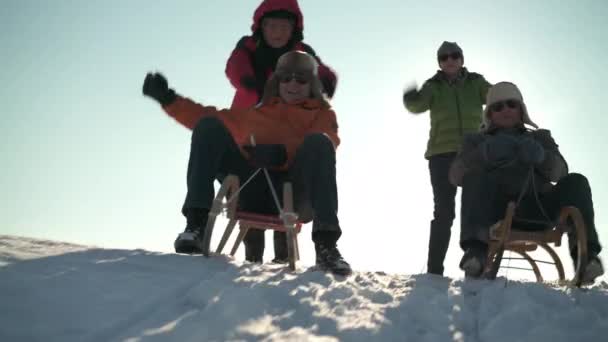 高级的人们在开心与雪橇滑 — 图库视频影像