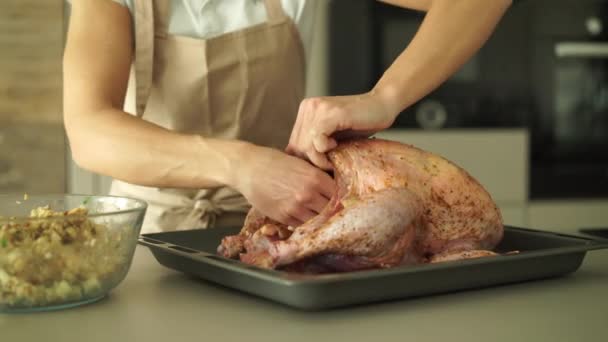 Chicken preparing fod dinner — Stock Video