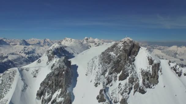 Schneebedeckte Berggipfel — Stockvideo