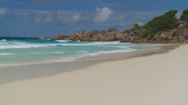 kumlu plaj çok dokunaklı dalgalar 