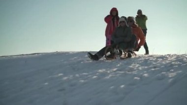 üst düzey insanlar having oyunculuk ile kızak kayan