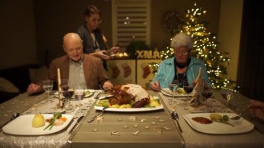 Noel masada oturan üst düzey insanlar