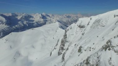 karlı dağ zirveleri