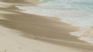 kumlu plaj çok dokunaklı dalgalar  