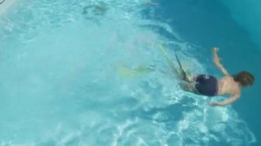 Çocuk havuzunda şnorkel