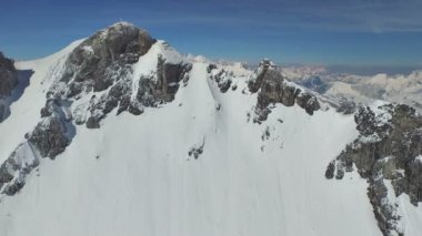 karlı dağ zirveleri