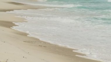 kumlu plaj çok dokunaklı dalgalar  