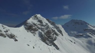 karlı dağ zirveleri