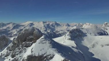 karlı dağ zirveleri