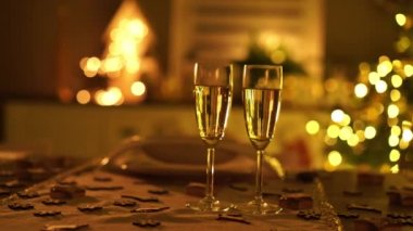 Şarap kadehleri yakın.