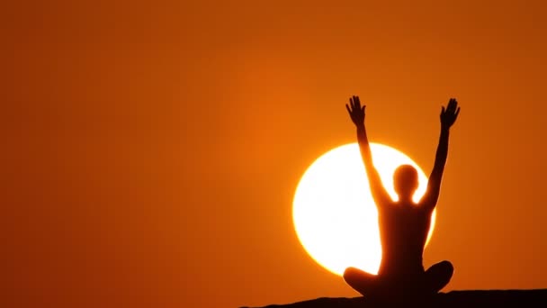 silhouette de femme pratiquant le yoga 