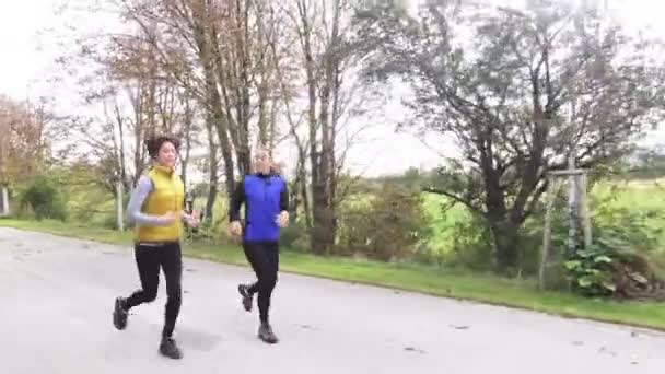 Dvě ženy zaběhat na podzim — Stock video