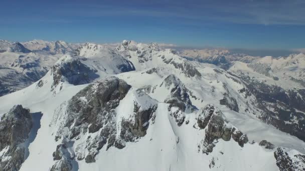 Picchi di montagna innevati — Video Stock