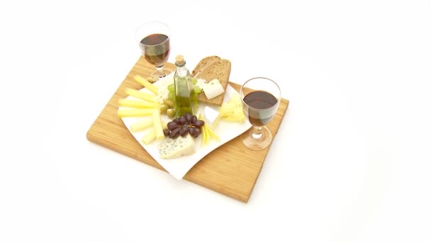 Käseteller mit Olivenöl — Stockvideo
