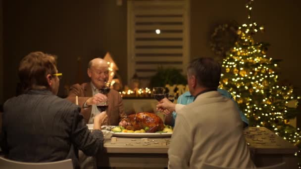 Сім'я за різдвяним столом — стокове відео