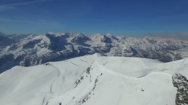 Schneebedeckte Berggipfel — Stockvideo