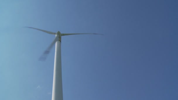 Molino de viento giratorio en el cielo azul — Vídeos de Stock