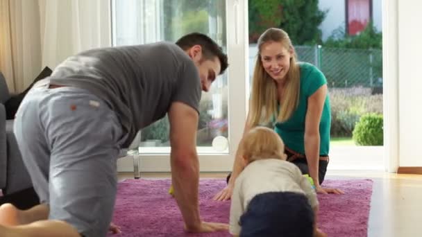 Молода сім'я розслабляється у вітальні — стокове відео