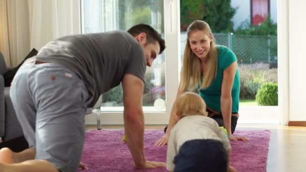 Jonge familie ontspannen in de woonkamer — Stockvideo