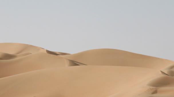 Dune desertiche con ombre in movimento — Video Stock