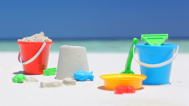 outils sur la plage peu profonde  