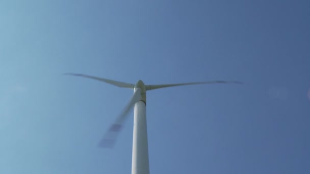 Draaiende windmolen op blauwe hemel — Stockvideo
