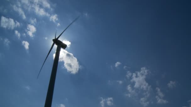 旋转的风车在蓝蓝的天空 — 图库视频影像