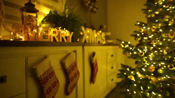 Weihnachtlich dekoriertes Interieur — Stockvideo