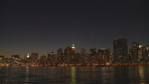 Skyline en la noche cámara lenta — Vídeo de stock