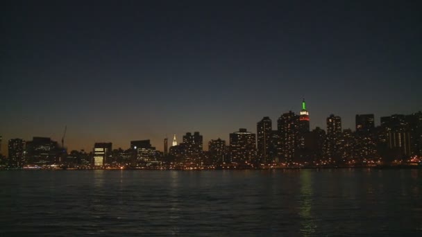 Skyline por tiro pan noite — Vídeo de Stock