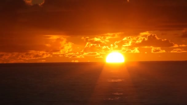 Закат над океаном — стоковое видео
