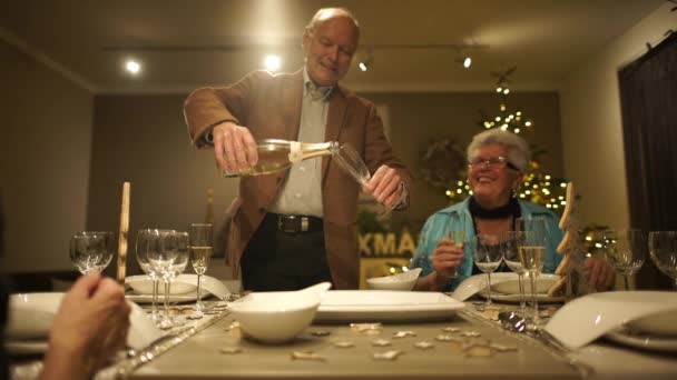 Família na mesa de Natal — Vídeo de Stock