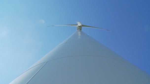 Molino de viento giratorio en el cielo azul — Vídeos de Stock