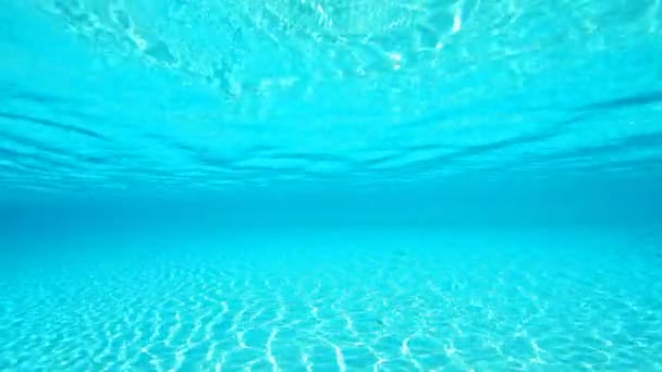Bazén s modrou vodou — Stock video