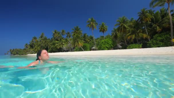 Woman swimming in shallow lagoon — Stock Video