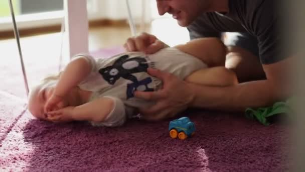Молодий батько і дитина — стокове відео