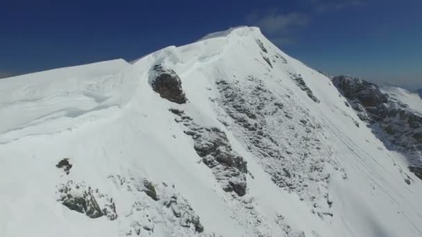 Besneeuwde bergtoppen — Stockvideo