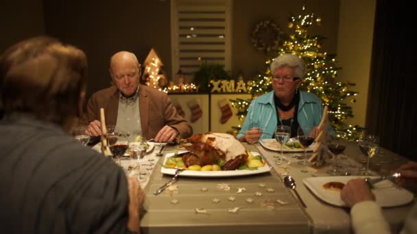 Familia en la mesa de Navidad — Vídeo de stock